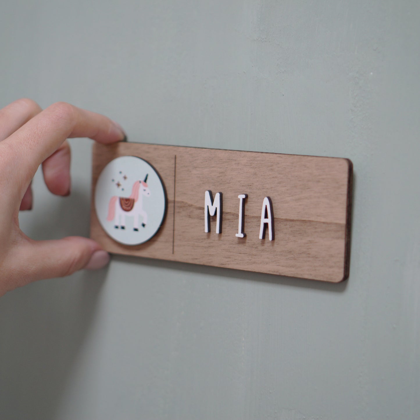 Placa decorativa madera con charms a elegir